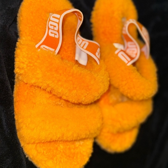 UGG kids Bright Orange Fluffy Slippers Sandal - Picture 9 of 13